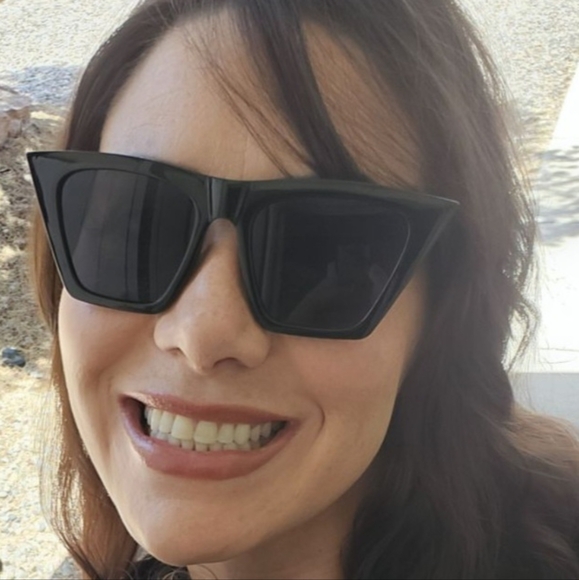 Meet your Posher, Candice - Picture 2 of 2